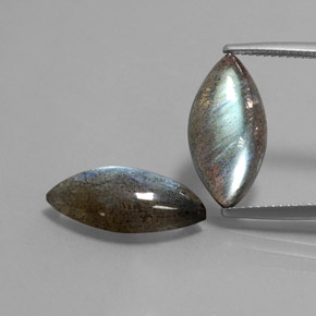 カラットの天然マルチカラーラブラドライト（17.9×8.6 mm・透明）