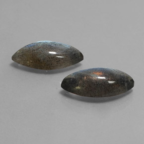 カラットの天然マルチカラーラブラドライト（17.9×8.6 mm・透明）