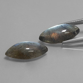 カラットの天然マルチカラーラブラドライト（17.9×8.6 mm・透明）
