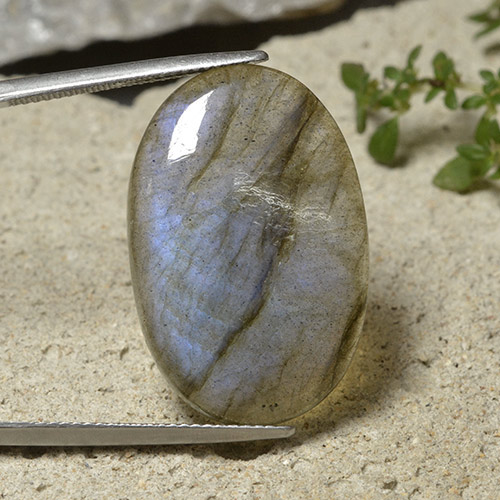 19.67カラットの天然マルチカラーラブラドライト、オーバルカット、半透明