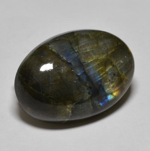 20.40カラットの天然マルチカラーラブラドライト（21.7×15.1 mm・オーバルカット）
