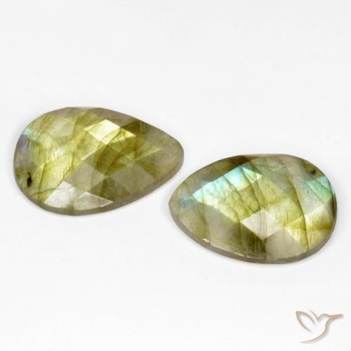 Shop natural 12.66ct マルチカラー ラブラドライト gems, 洋梨の形, from マダガスカル at GemSelect. In stock, global shipping!