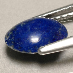 0.81カラットの天然ロイヤルブルーラピスラズリ（7.9×5.8 mm・オーバルカット）