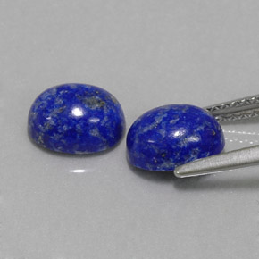 カラットの天然ロイヤルブルーラピスラズリ（8.1×6.4 mm・オーバルカット）