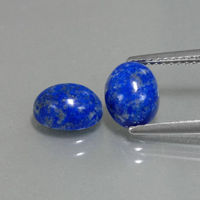 カラットの天然ロイヤルブルーラピスラズリ（8×6.2 mm・オーバルカット）