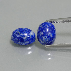 カラットの天然ロイヤルブルーラピスラズリ（8×6.3 mm・オーバルカット）