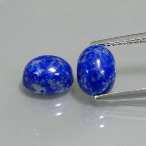 カラットの天然ロイヤルブルーラピスラズリ（8.1×6.1 mm・オーバルカット）