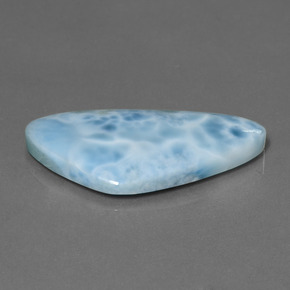 25.33カラットの天然ベイビーブルーラリマー（34.8×18 mm・ファンシーシェイプ）