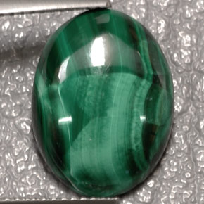 7.84カラットの天然マルチカラーグリーンマラカイト（15.9×12 mm・オーバルカット）