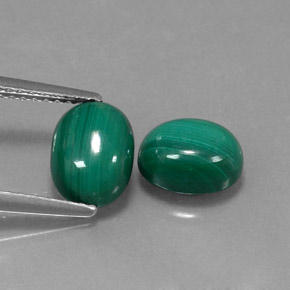 カラットの天然マルチカラーグリーンマラカイト（8.3×6.2 mm・オーバルカット）