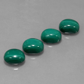 カラットの天然マルチカラーグリーンマラカイト（8.1×6.2 mm・オーバルカット）