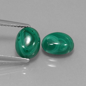 カラットの天然マルチカラーグリーンマラカイト（8.1×6.1 mm・オーバルカット）