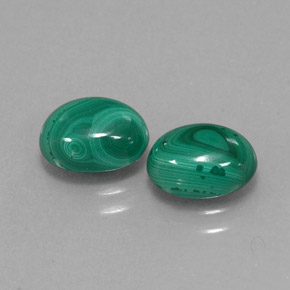 カラットの天然マルチカラーグリーンマラカイト（8.1×6.1 mm・オーバルカット）