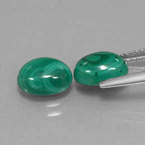 カラットの天然マルチカラーグリーンマラカイト（8.1×6.1 mm・オーバルカット）