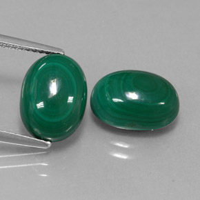 カラットの天然マルチカラーグリーンマラカイト（11.3×8.1 mm・オーバルカット）