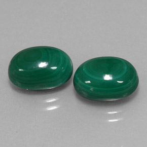 カラットの天然マルチカラーグリーンマラカイト（11.3×8.1 mm・オーバルカット）