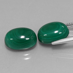 カラットの天然マルチカラーグリーンマラカイト（11.3×8.1 mm・オーバルカット）