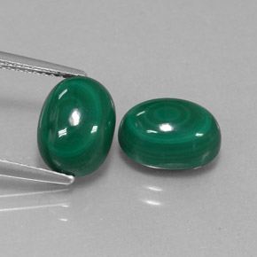カラットの天然マルチカラーグリーンマラカイト（10×7.4 mm・オーバルカット）