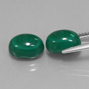 カラットの天然マルチカラーグリーンマラカイト（10×7.4 mm・オーバルカット）