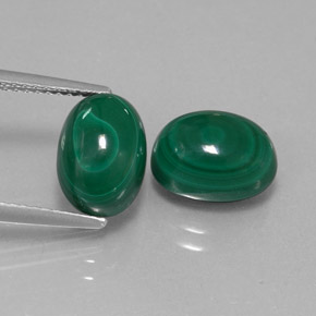カラットの天然マルチカラーグリーンマラカイト（10.1×7.2 mm・オーバルカット）