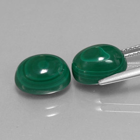 カラットの天然マルチカラーグリーンマラカイト（10.1×7.2 mm・オーバルカット）