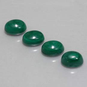 カラットの天然マルチカラーグリーンマラカイト（7.2×5.2 mm・オーバルカット）