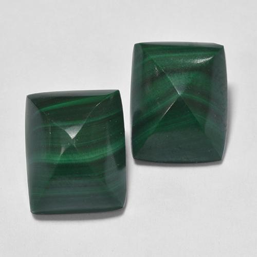 9.39カラットの天然Medium Green マラカイト（10.1×8 mm・バゲット）