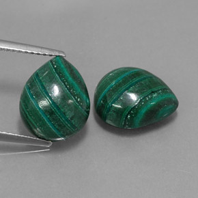 カラットの天然マルチカラーグリーンマラカイト（12.1×10 mm・洋梨の形）