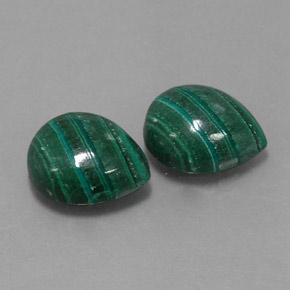 カラットの天然マルチカラーグリーンマラカイト（12.1×10 mm・洋梨の形）