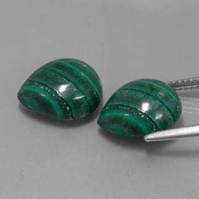 カラットの天然マルチカラーグリーンマラカイト（12.1×10 mm・洋梨の形）