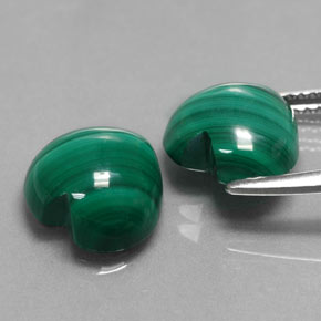 カラットの天然マルチカラーグリーンマラカイト（10.1×9.8 mm・ハート型）