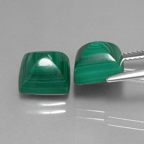 カラットの天然マルチカラーグリーンマラカイト（9.1×9 mm・四角）