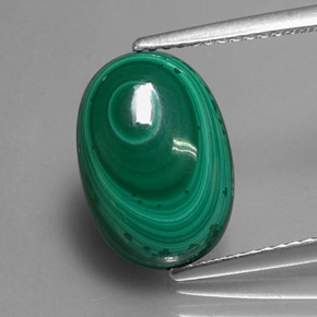 6.72カラットの天然マルチカラーグリーンマラカイト（13.3×9.2 mm・オーバルカット）