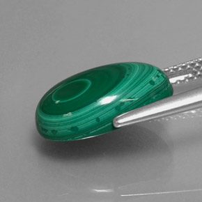 6.72カラットの天然マルチカラーグリーンマラカイト（13.3×9.2 mm・オーバルカット）