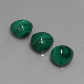 カラットの天然マルチカラーグリーンマラカイト（8.1×8 mm・トリリアント）