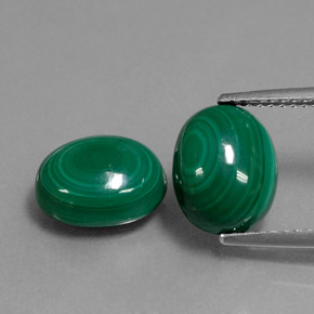 カラットの天然マルチカラーグリーンマラカイト（10.3×8.2 mm・オーバルカット）
