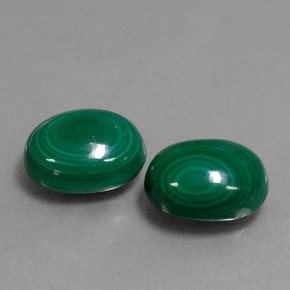カラットの天然マルチカラーグリーンマラカイト（10.3×8.2 mm・オーバルカット）