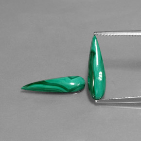 カラットの天然マルチカラーグリーンマラカイト（18.1×5.2 mm・洋梨の形）