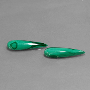カラットの天然マルチカラーグリーンマラカイト（18.1×5.2 mm・洋梨の形）
