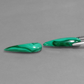 カラットの天然マルチカラーグリーンマラカイト（18.1×5.2 mm・洋梨の形）