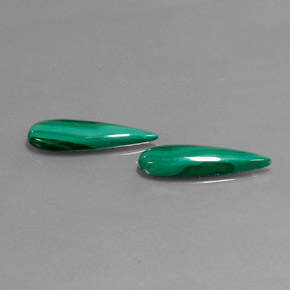 カラットの天然マルチカラーグリーンマラカイト（18×5 mm・洋梨の形）