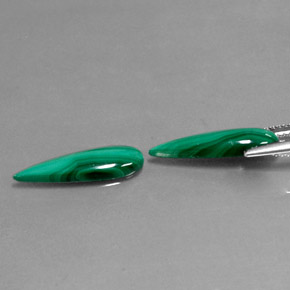カラットの天然マルチカラーグリーンマラカイト（18×5 mm・洋梨の形）
