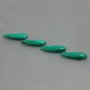8.46カラットの天然マルチカラーグリーンマラカイト（17.8×5 mm・洋梨の形）