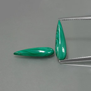 カラットの天然マルチカラーグリーンマラカイト（18×4.8 mm・洋梨の形）