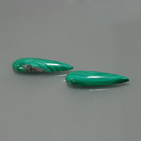 カラットの天然マルチカラーグリーンマラカイト（18×4.8 mm・洋梨の形）