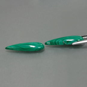 カラットの天然マルチカラーグリーンマラカイト（18×4.8 mm・洋梨の形）