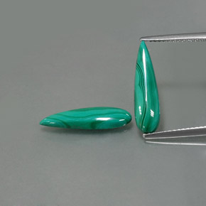 カラットの天然マルチカラーグリーンマラカイト（17.8×5.1 mm・洋梨の形）