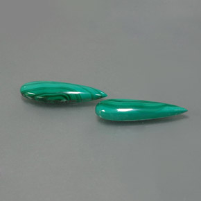 カラットの天然マルチカラーグリーンマラカイト（17.8×5.1 mm・洋梨の形）