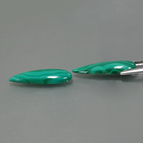 カラットの天然マルチカラーグリーンマラカイト（17.8×5.1 mm・洋梨の形）