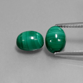 カラットの天然マルチカラーグリーンマラカイト（8.4×6.2 mm・オーバルカット）
